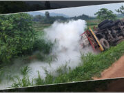 Anakapalli Accident : అనకాపల్లి హైవేపైనా గ్యాస్ ట్యాంకర్ బోల్తా.. తెల్లటి వాయువు లీక్ తో జనం పరుగులు Panic on Highway as Gas Tanker Overturns and Leaks White Vapor in Anakapalli District